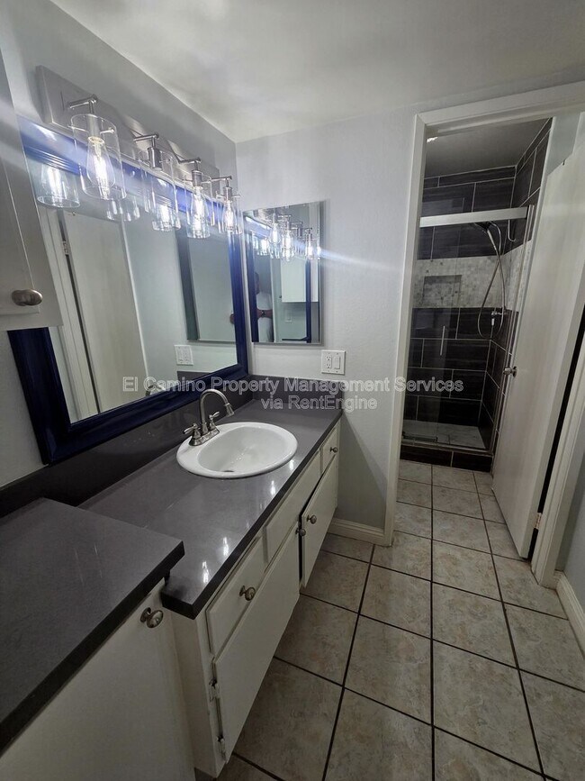 Building Photo - 628 Daisy Ave