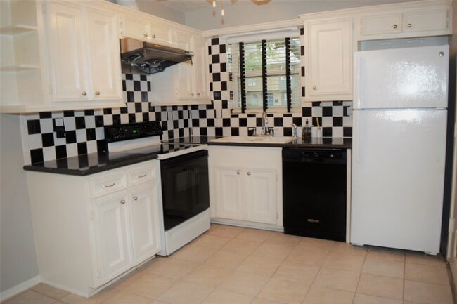 Building Photo - 1505 Silverpines Rd