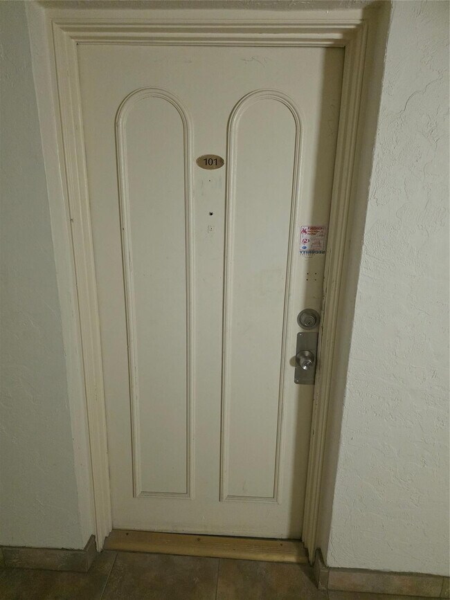 Building Photo - 251 S Cypress Rd