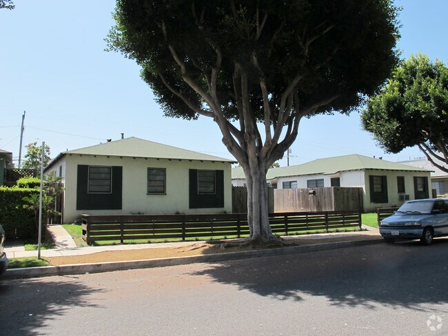 Building Photo - 2414-2418 Oak St