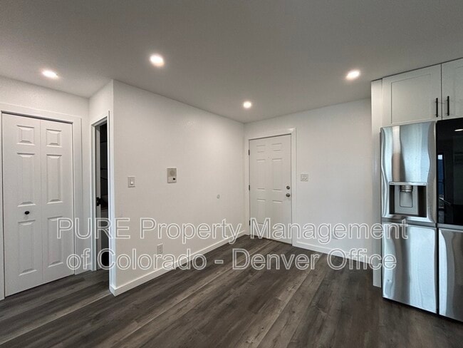 Building Photo - 1150 Golden Cir