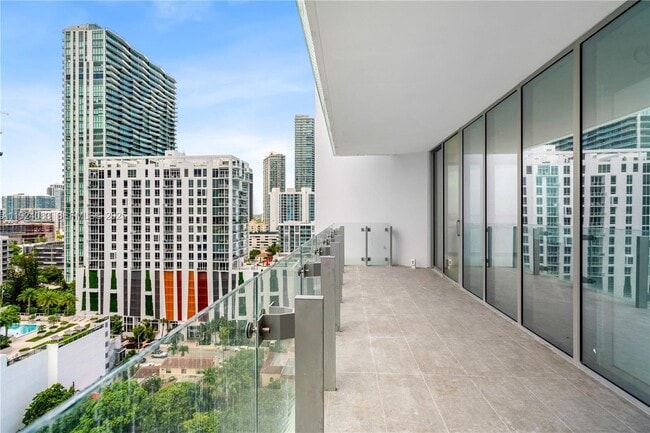 Building Photo - 700 NE 26th Terrace