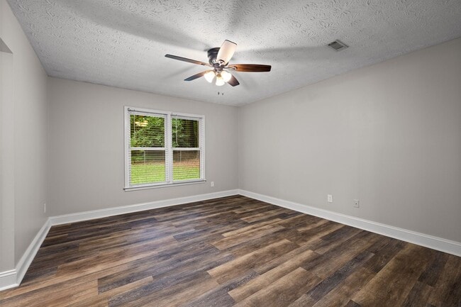 Building Photo - Updated 3BR Home on 1.36 Acres in Whitewater School District
