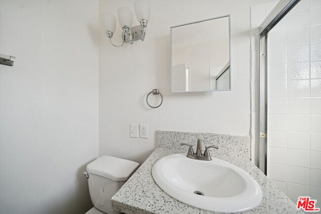 Building Photo - 5380 Romaine St