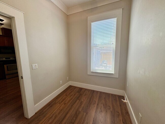 Building Photo - 1125fst