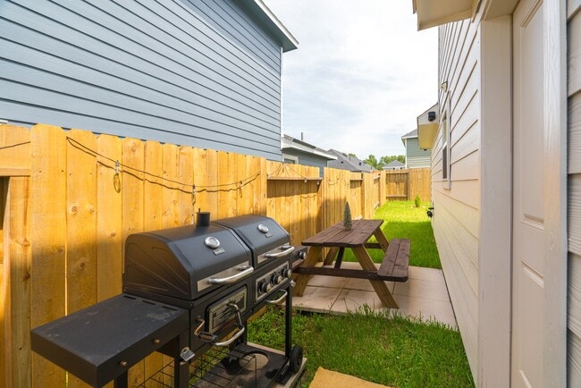 Building Photo - 16755 N Marie Vlg Dr