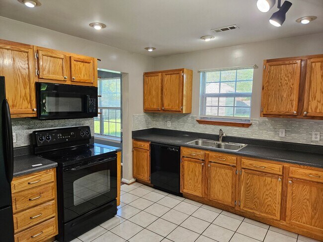 Building Photo - Oak Springs