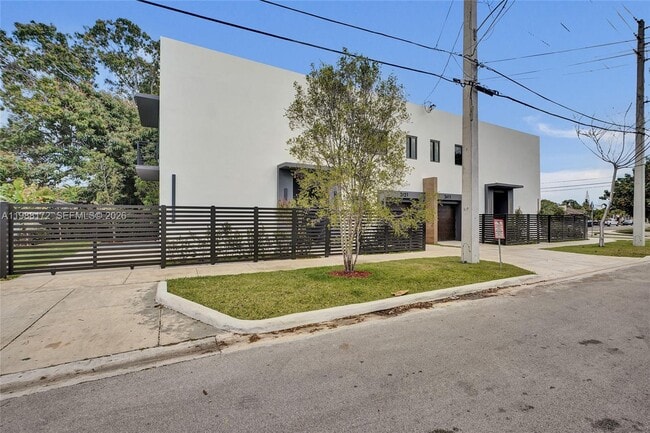 Building Photo - 2421 SW 16th Ter