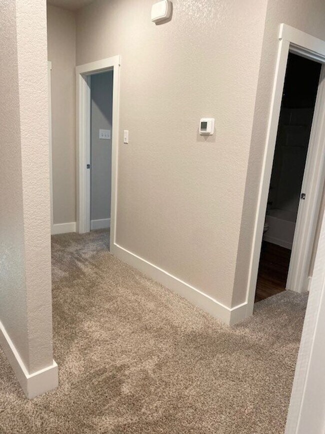 Building Photo - Large Townhome on corner lot