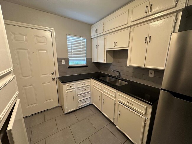 Building Photo - 9329 Chesterfield Dr