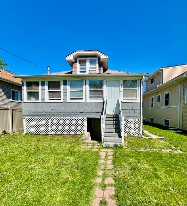 Building Photo - 2016 S 10th Ave