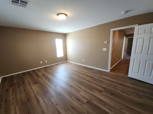 Building Photo - Beautiful detached home with fully fenced back yard.