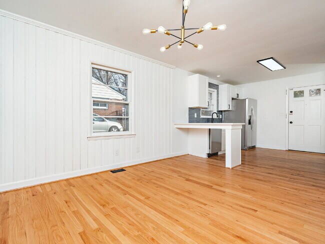 Building Photo - "Charming 3-Bed Home with Gleaming Hardwood Floors on Sheffield Road!"