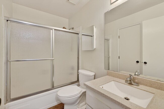 Building Photo - Updated 2 bed 1 bath condo in Arvada!