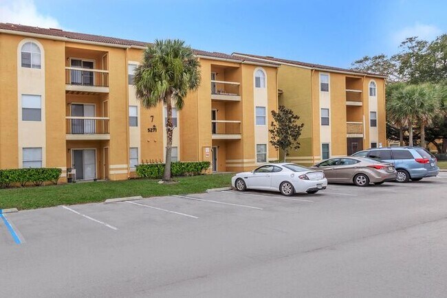 Building Photo - 3 Bedroom 3 Baths Condominium