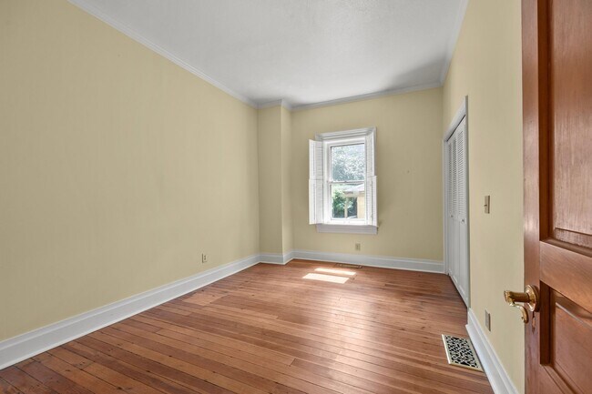 Building Photo - Beautiful German Village Home with Parking and Outdoor Space