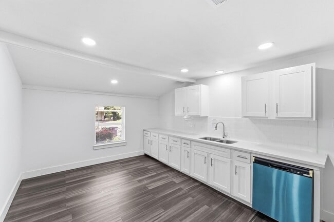 Building Photo - 2281 Des Jardines St