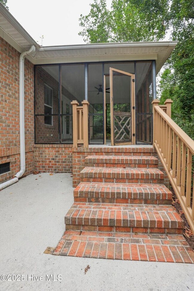 Building Photo - Rental Avail in Olde Point!