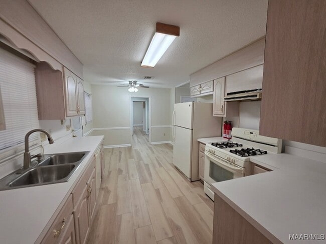 Building Photo - 4254 Lawnwood Dr