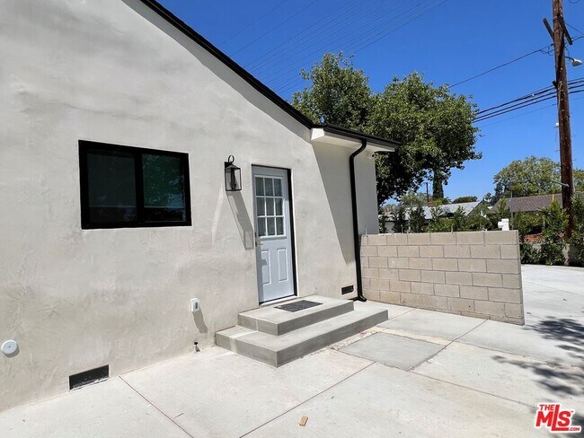 Building Photo - 13338 Magnolia Blvd