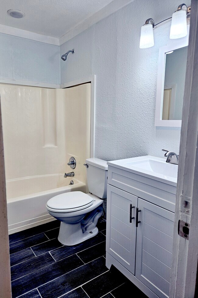 Building Photo - 118 Totem Pole St