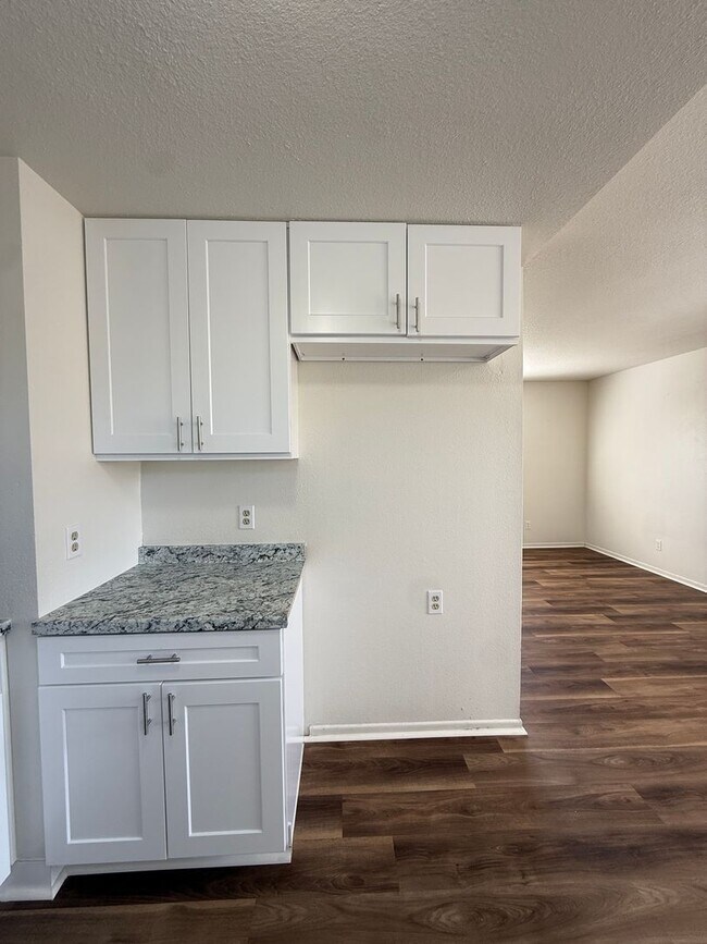 Building Photo - S12000