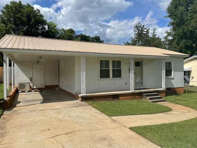 Building Photo - 2 bed, 1 bath house located in Siler City!