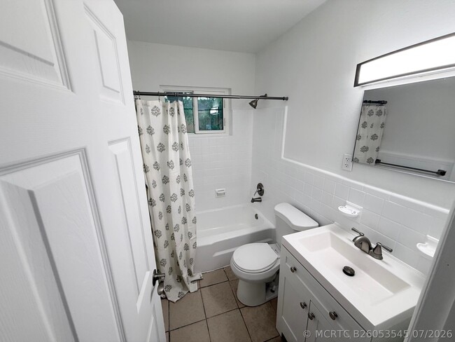 Building Photo - 912 SE Tarpon Ave