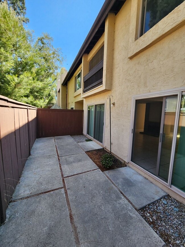 Building Photo - 4 BD/2.5 BA Two Story Townhouse in Timberlane HOA