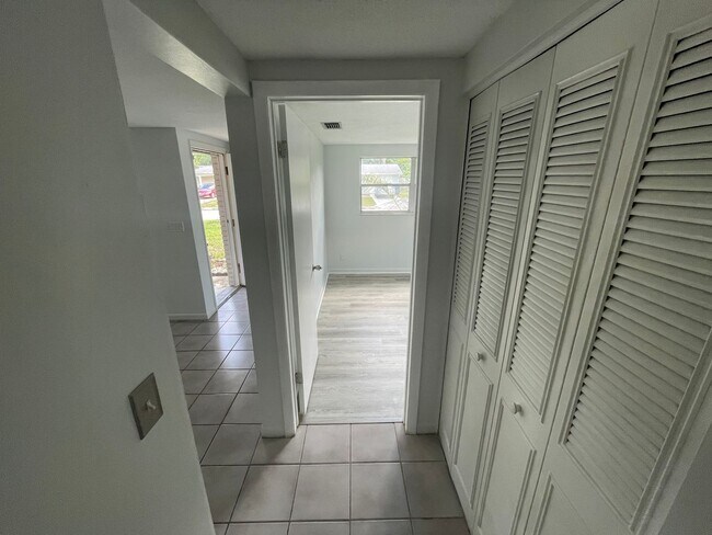 Building Photo - 2/1.5/1 New Port Richey