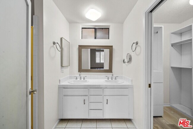 Building Photo - 14572 Dickens St