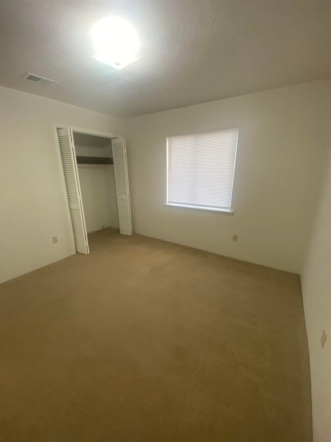 Building Photo - 2220 Claremont Ln