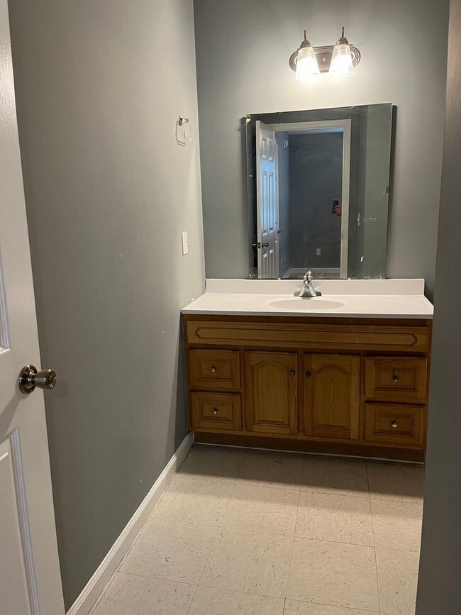 Building Photo - CLOSE TO UNIVERSITY