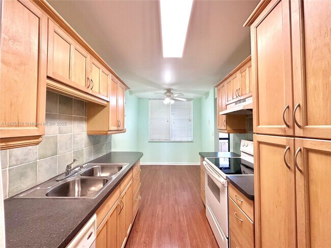 Building Photo - 250 Jacaranda Dr