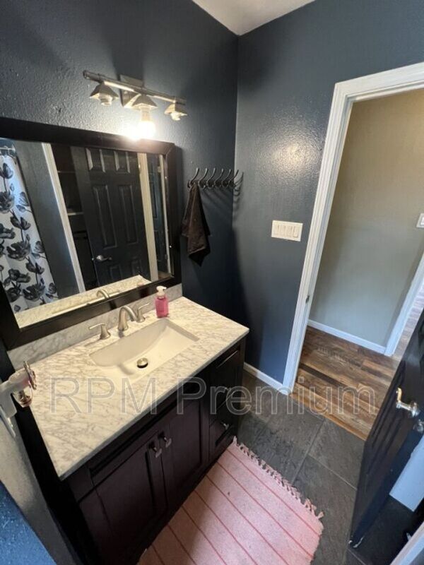 Building Photo - 8725 Fairoaks St