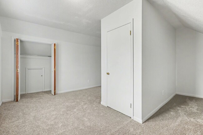 Building Photo - 2327 Chestnut St