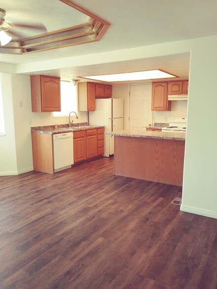 Kitchen/dining area - 4117 W 475 N