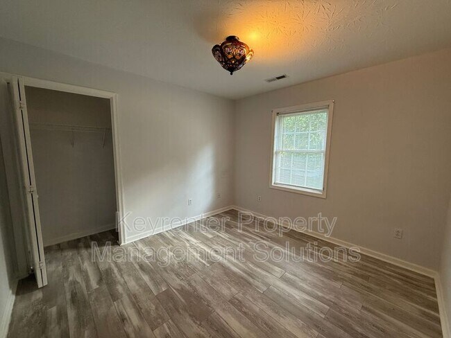 Building Photo - 104 Buckingham Pl