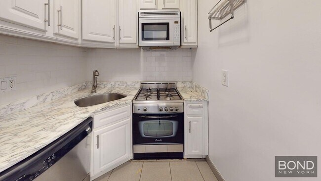 Building Photo - 155 E 34th St