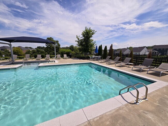 Building Photo - FOR LEASE - 3 bed, 2.5 bath, 1679 sqft townhome