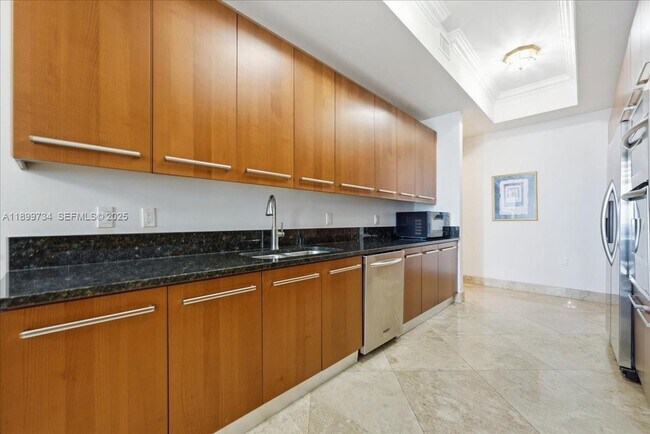 Building Photo - 704 N Ocean Blvd