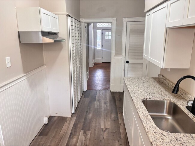 Building Photo - 4 Bedroom, 2 Full Baths Harrisburg House for Rent