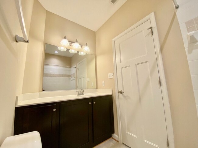 Building Photo - Spacious Condo - Waterfront Community - Av...
