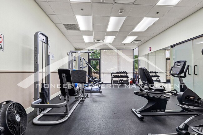 Building Photo - Gorgeous Condo with Mountain Views and Washer/Dryer