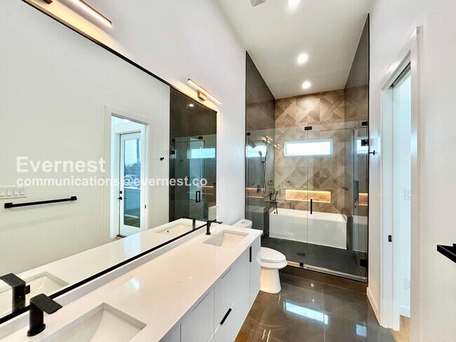 Building Photo - 426 Avenue L Ave