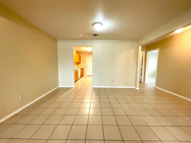 Building Photo - **APPLICATION RECEIVED** **MOVE IN SPECIAL** Charming 3-Bed, 2-Bath Home with Fenced Yard – Pet F...