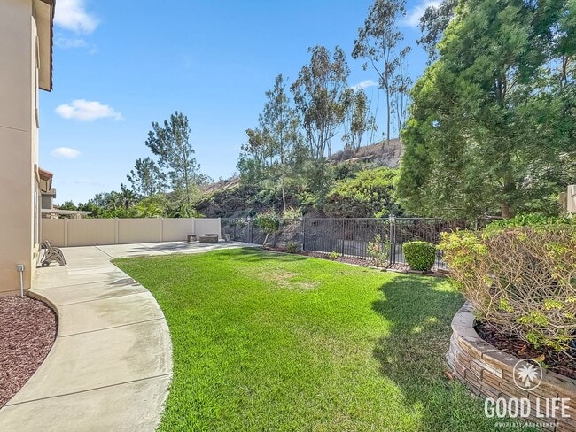 Building Photo - Stunning Home with Modern Comforts Spaciou...
