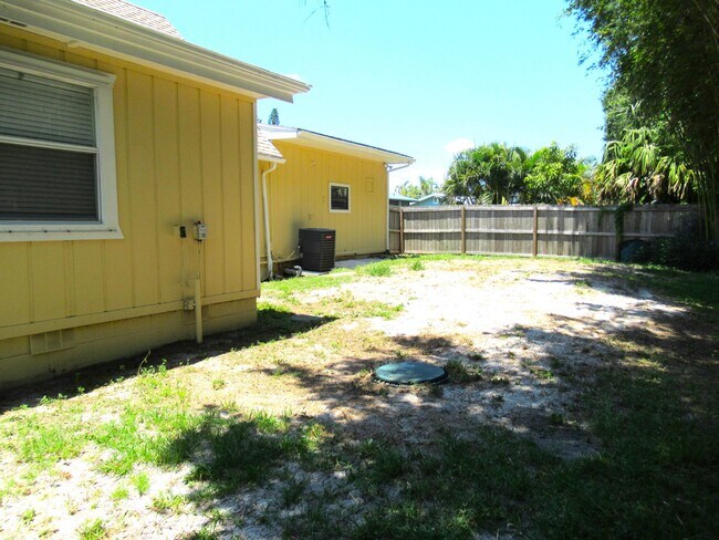 Building Photo - 5310 Palm Dr