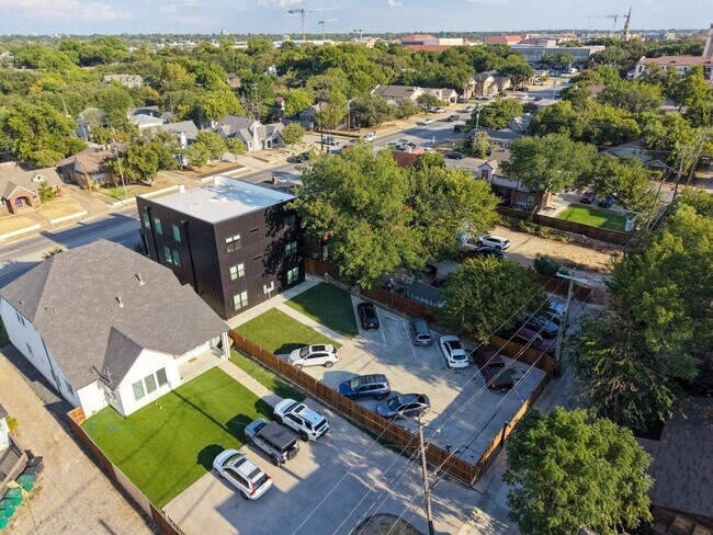 Building Photo - 2554 S University Dr
