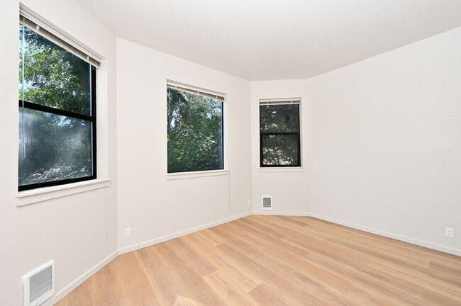 Building Photo - Welcome Home to Terrace View!